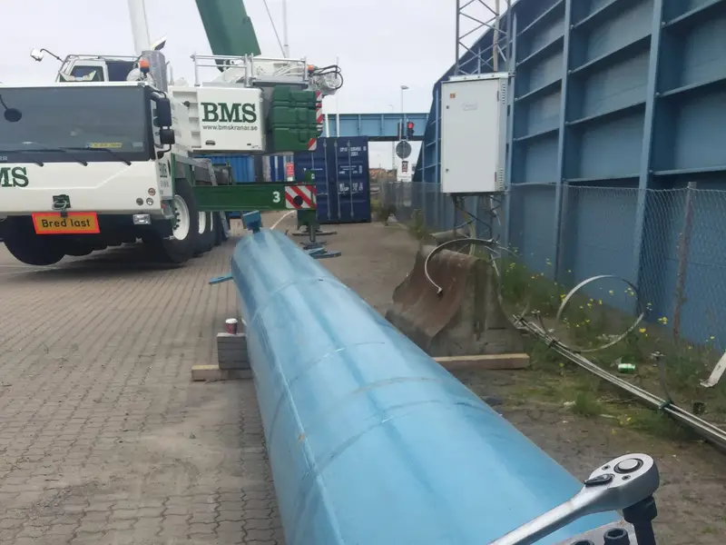 Lång blå hydraulcylinder med momentnyckel