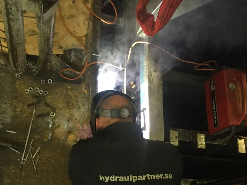 Tekniker i Hydraulpartners arbetskläder, sedd bakifrån